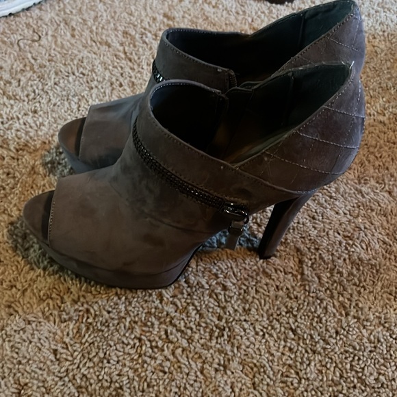 G by Guess open peep toe heeled platform booties - Picture 2 of 3